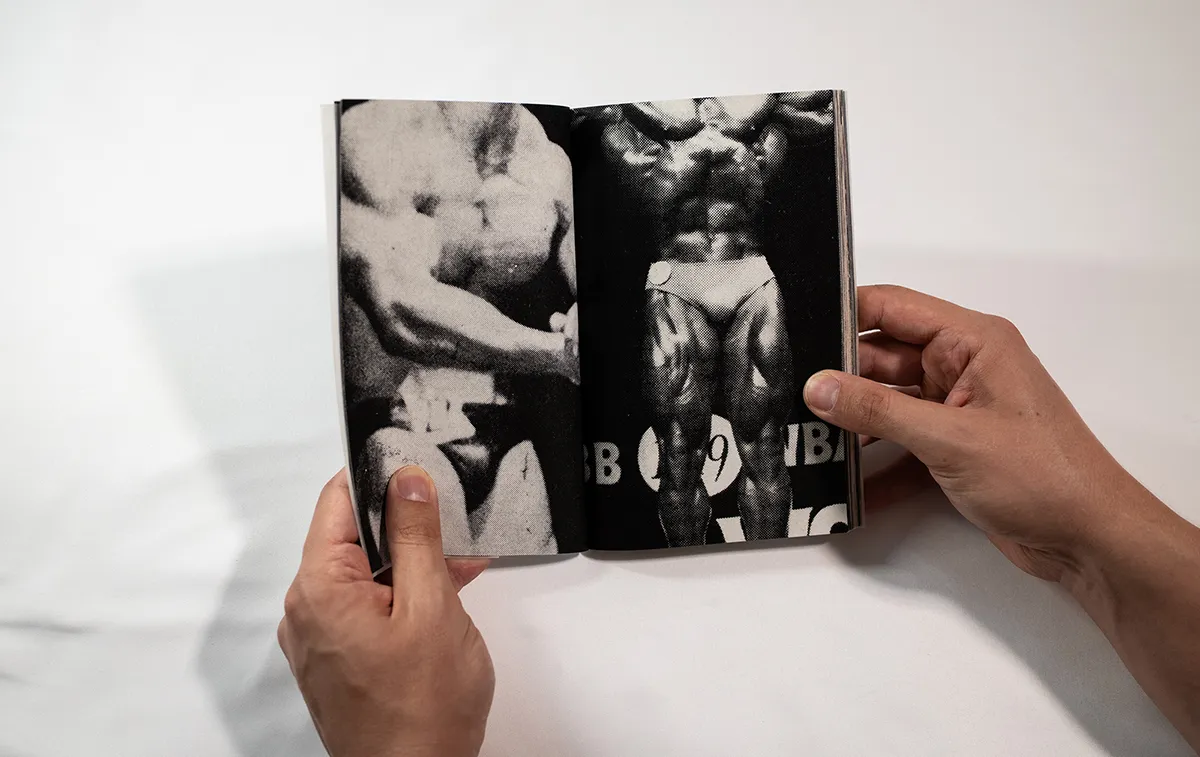 Mise en page avec photographie en noir et blanc très contrastée